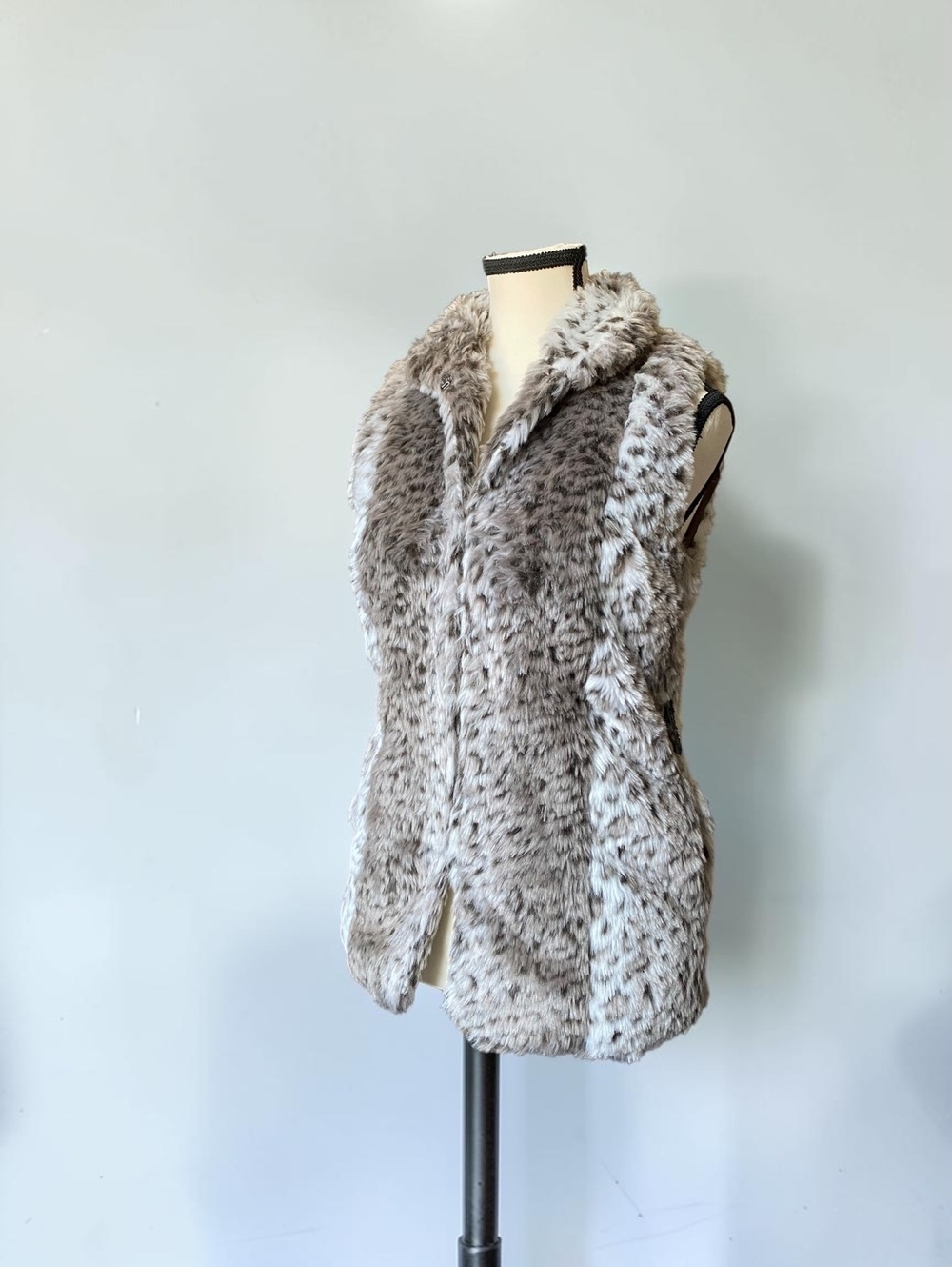 Forever 21 XXI Womens Vest S Lined Faux Fur Snow Leopard Spotted Grey Winter - Picture 1 of 6